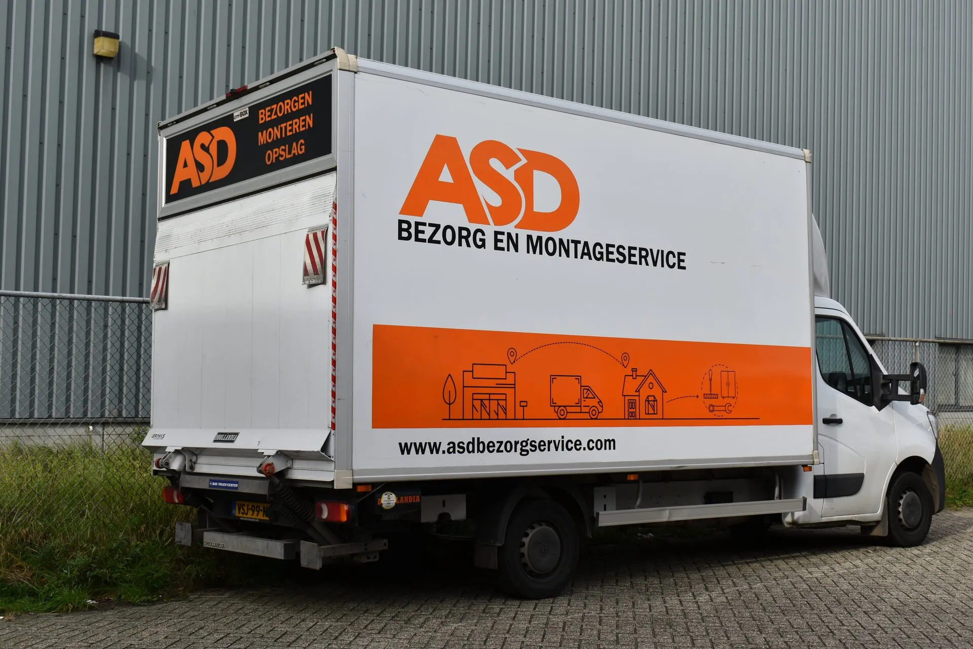 ASD Logistiek bezorgvrachtwagen klaar voor meubelbezorging en montage