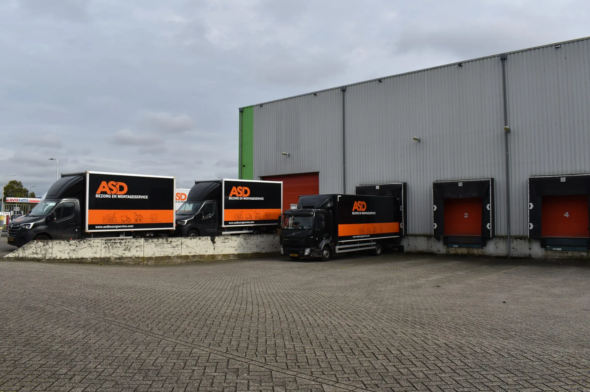 ASD Logistiek vrachtwagens bij het laadperron voor XL-distributie