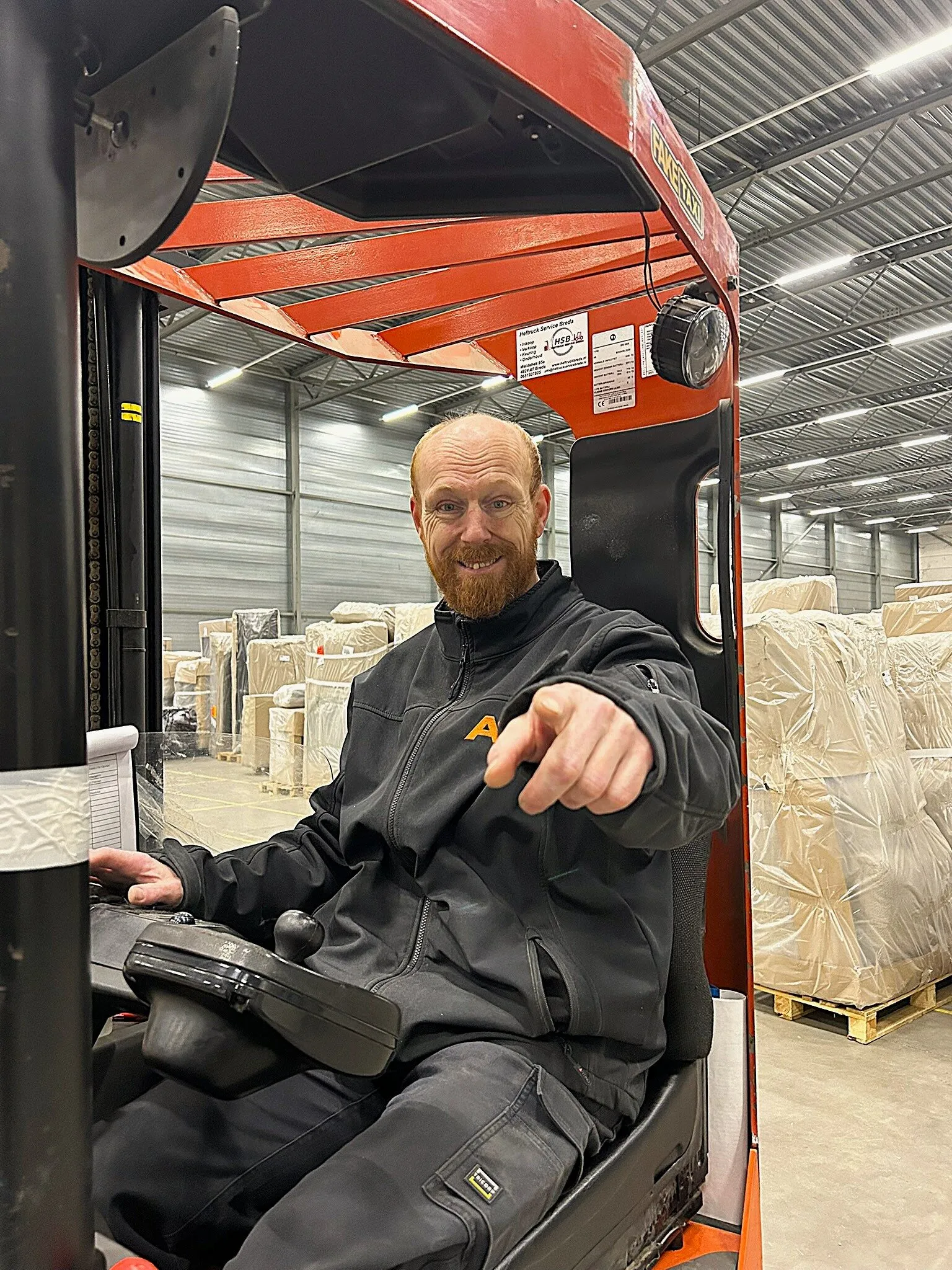 ASD medewerker op heftruck in het magazijn